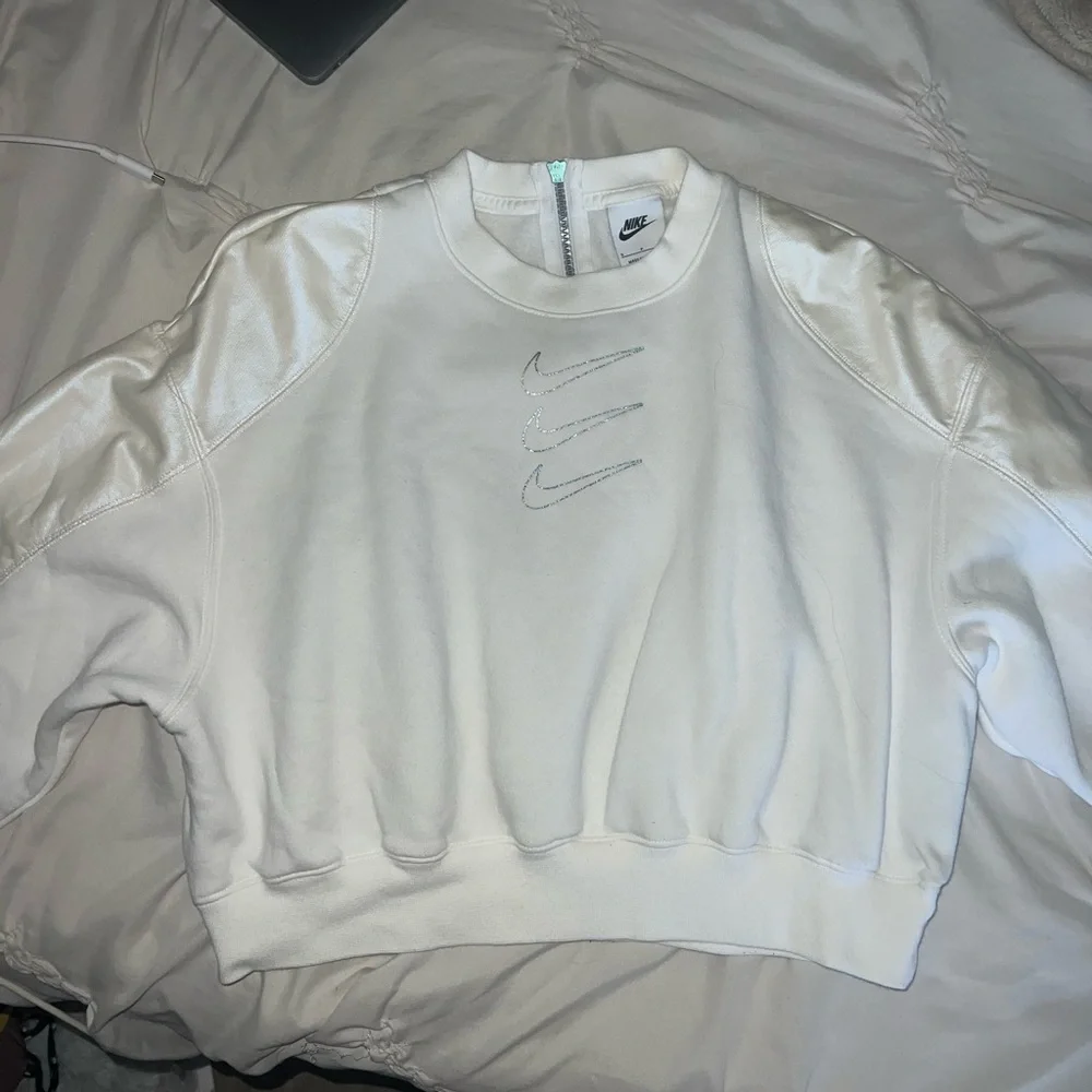 Woman’s Nike Swearshirt - Picture 1 of 6